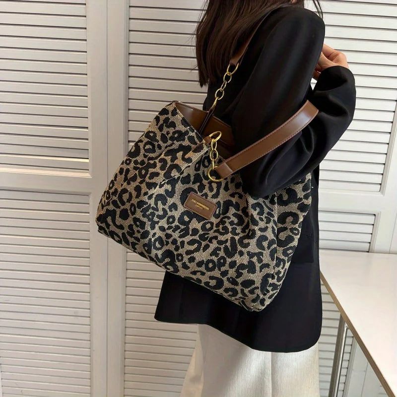 LEONORA LEO-SHOULDERBAG – STATEMENT-SCHULTERTASCHE MIT GOLDCHAIN