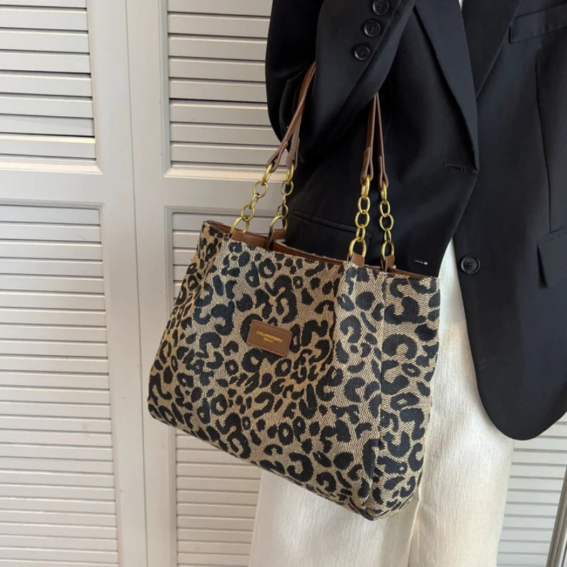 LEONORA LEO-SHOULDERBAG – STATEMENT-SCHULTERTASCHE MIT GOLDCHAIN