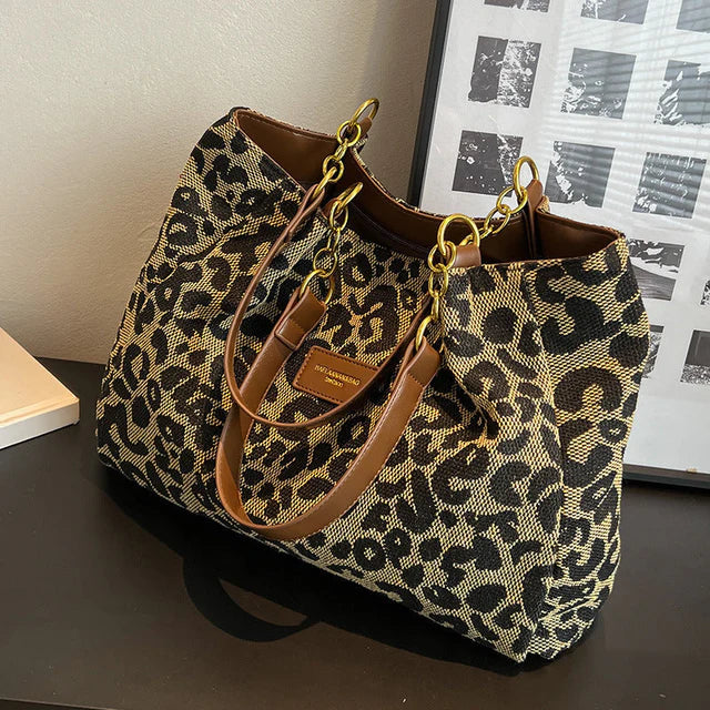 LEONORA LEO-SHOULDERBAG – STATEMENT-SCHULTERTASCHE MIT GOLDCHAIN