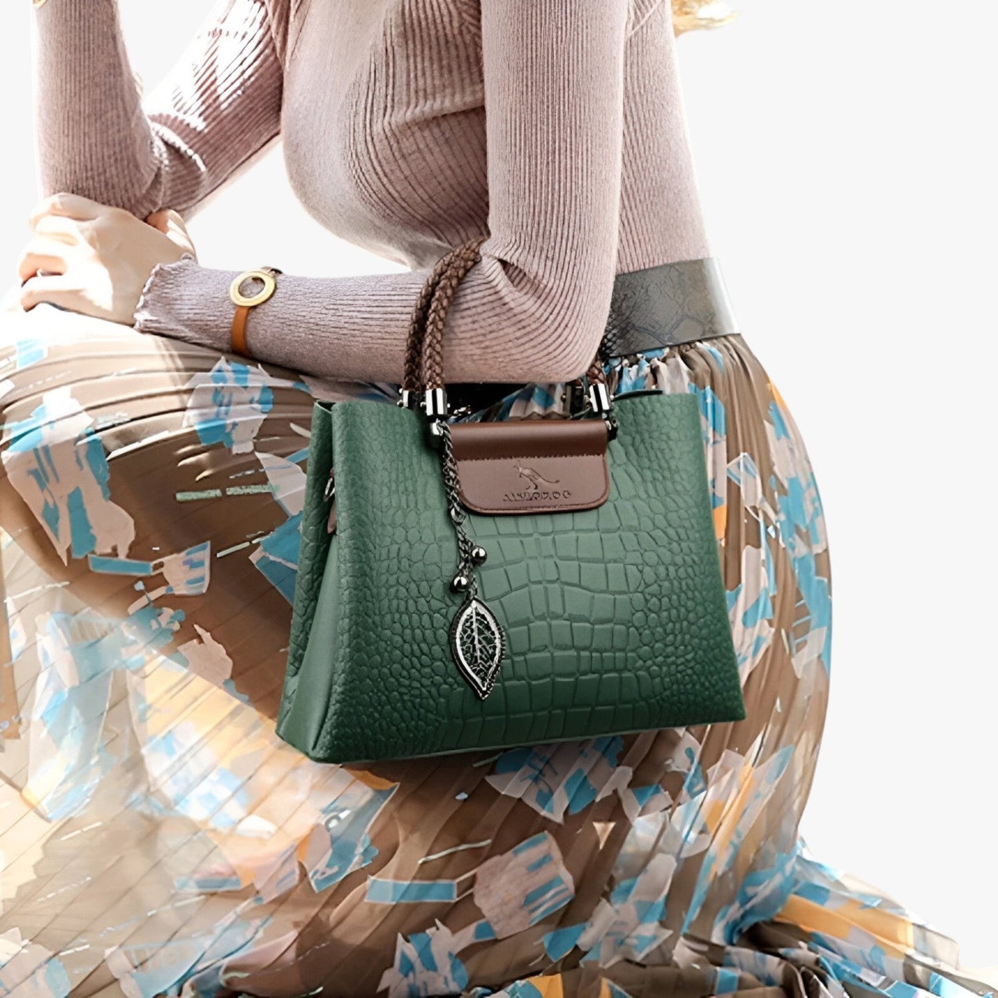 VERONA SCHULTERTASCHE IM CROCOSTYLE MIT CHARMS & KONTRAST