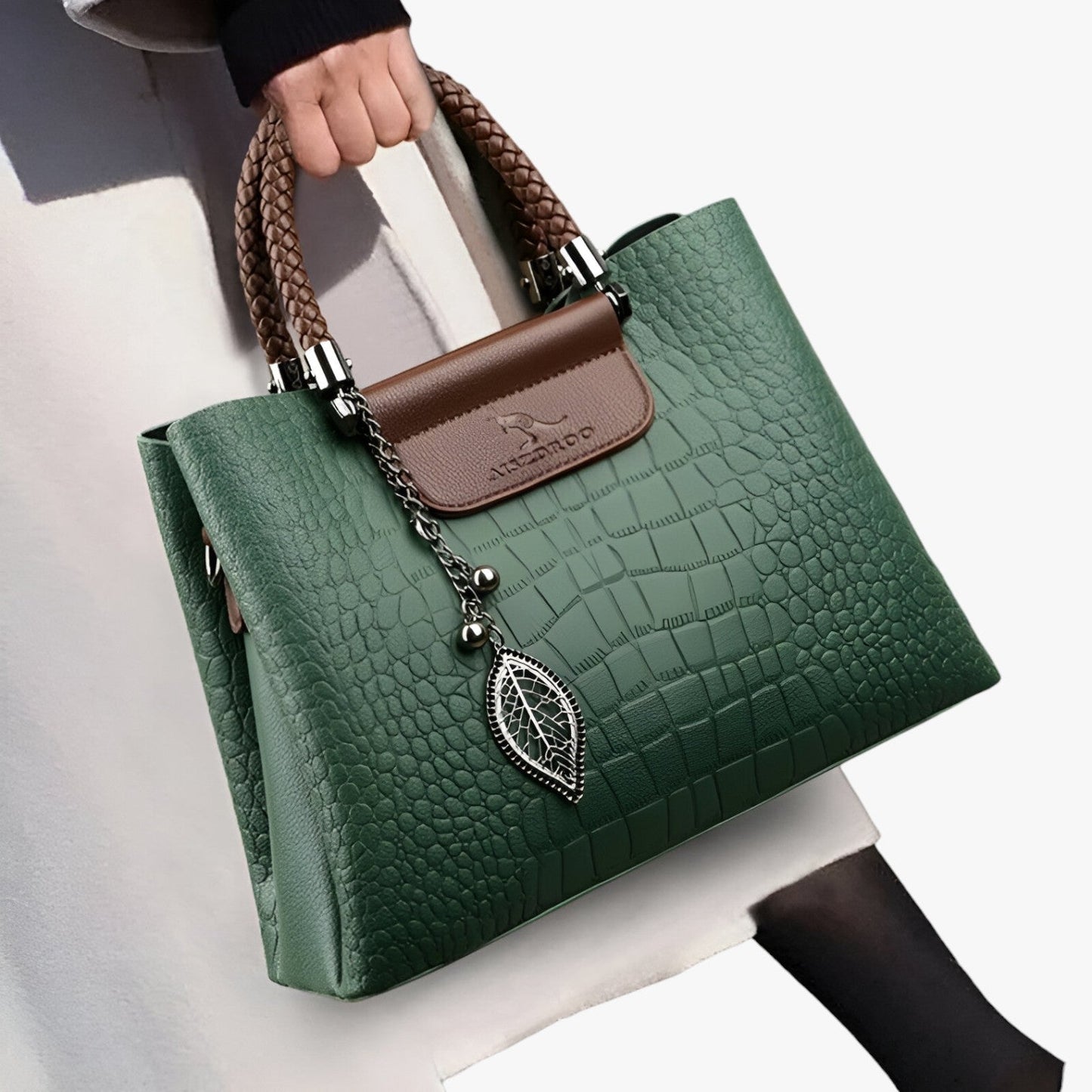 VERONA SCHULTERTASCHE IM CROCOSTYLE MIT CHARMS & KONTRAST