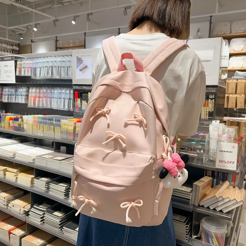 SORAYA RUCKSACK – MÄDCHENHAFTER LAPTOP-RUCKSACK MIT ANHÄNGER & SCHLEIFE