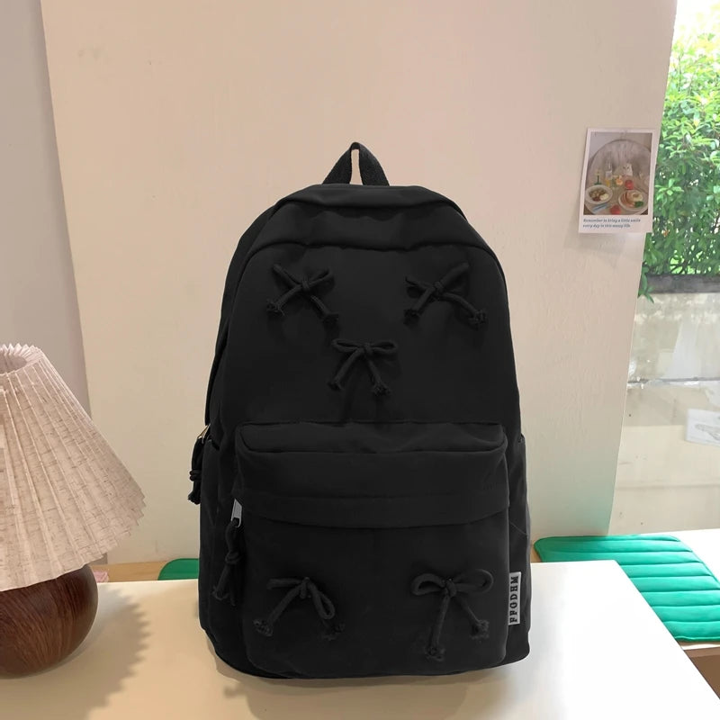 SORAYA RUCKSACK – MÄDCHENHAFTER LAPTOP-RUCKSACK MIT ANHÄNGER & SCHLEIFE