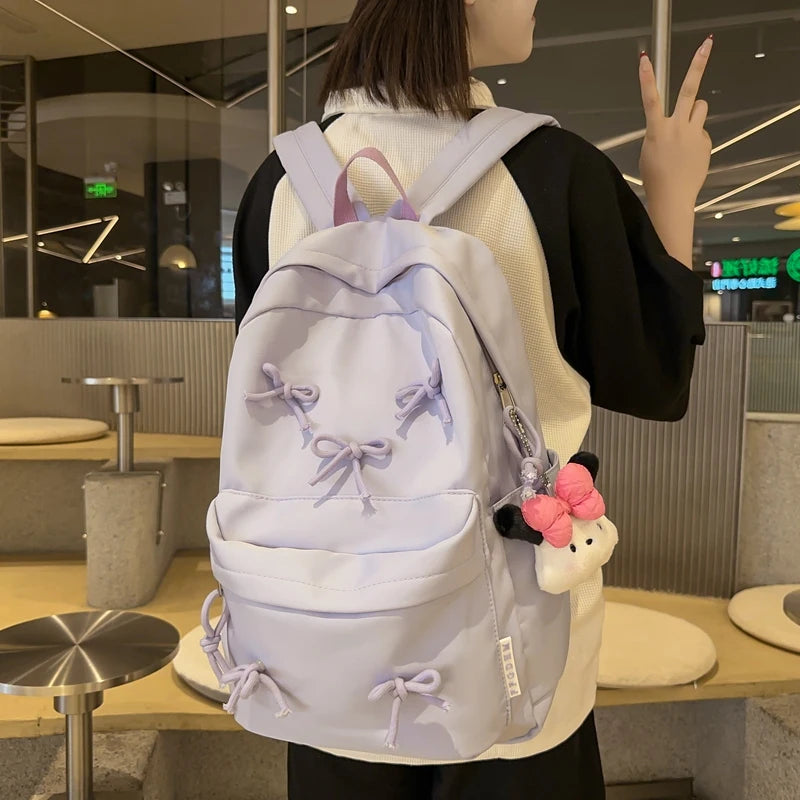 SORAYA RUCKSACK – MÄDCHENHAFTER LAPTOP-RUCKSACK MIT ANHÄNGER & SCHLEIFE