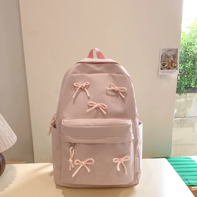 SORAYA RUCKSACK – MÄDCHENHAFTER LAPTOP-RUCKSACK MIT ANHÄNGER & SCHLEIFE
