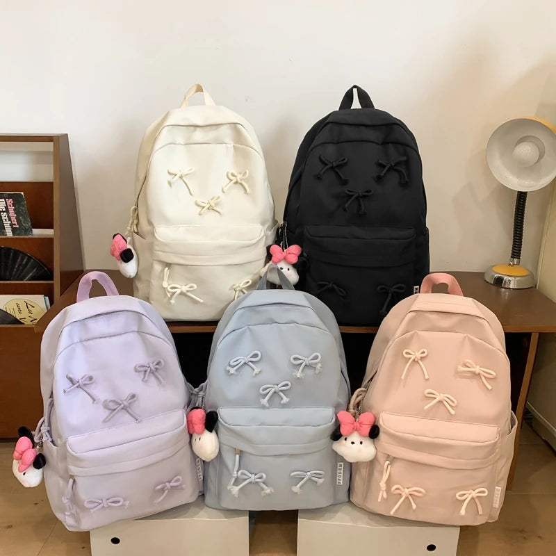 SORAYA RUCKSACK – MÄDCHENHAFTER LAPTOP-RUCKSACK MIT ANHÄNGER & SCHLEIFE