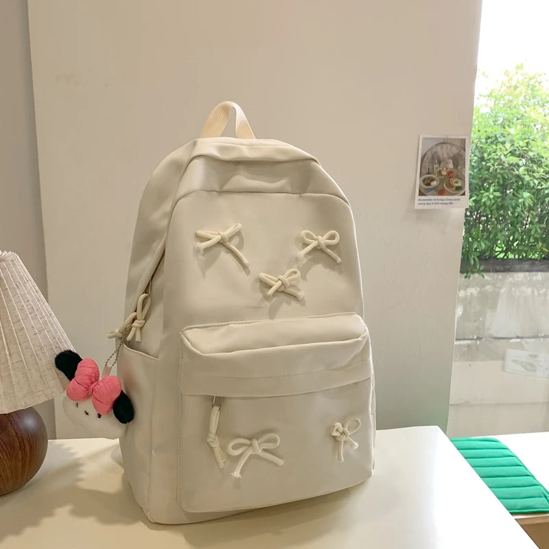 SORAYA RUCKSACK – MÄDCHENHAFTER LAPTOP-RUCKSACK MIT ANHÄNGER & SCHLEIFE