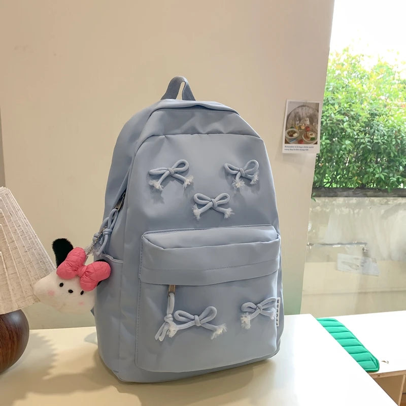 SORAYA RUCKSACK – MÄDCHENHAFTER LAPTOP-RUCKSACK MIT ANHÄNGER & SCHLEIFE