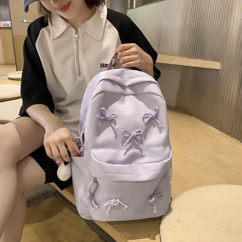 SORAYA RUCKSACK – MÄDCHENHAFTER LAPTOP-RUCKSACK MIT ANHÄNGER & SCHLEIFE