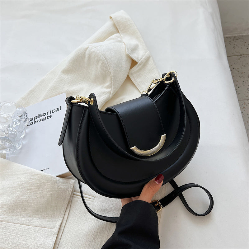 LIVIA UMHÄNGETASCHE – HALBMOND-FORM MIT GOLDDETAIL & MINIMAL CHIC