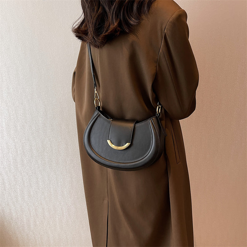LIVIA UMHÄNGETASCHE – HALBMOND-FORM MIT GOLDDETAIL & MINIMAL CHIC