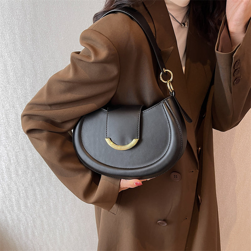 LIVIA UMHÄNGETASCHE – HALBMOND-FORM MIT GOLDDETAIL & MINIMAL CHIC