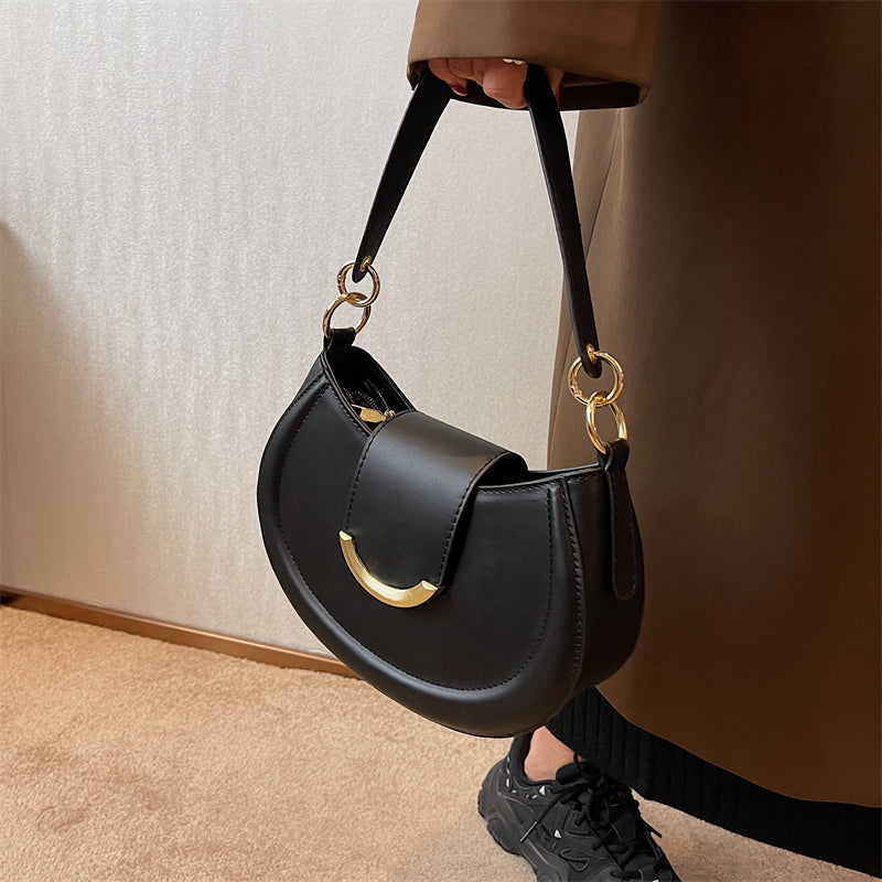 LIVIA UMHÄNGETASCHE – HALBMOND-FORM MIT GOLDDETAIL & MINIMAL CHIC