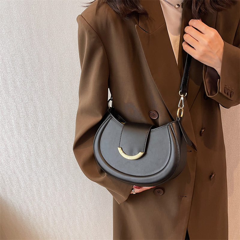LIVIA UMHÄNGETASCHE – HALBMOND-FORM MIT GOLDDETAIL & MINIMAL CHIC