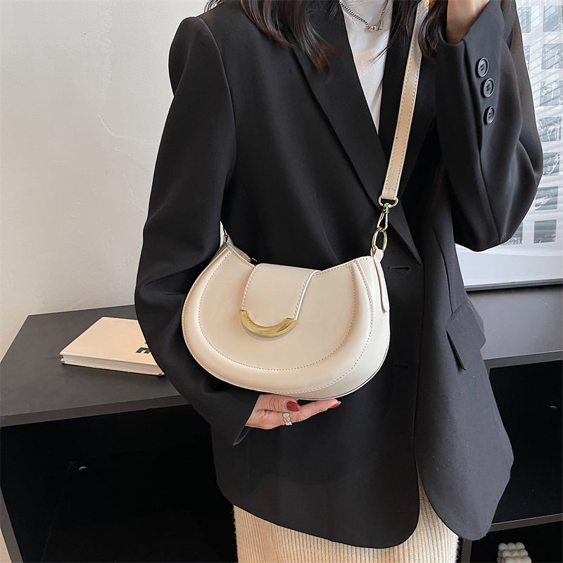LIVIA UMHÄNGETASCHE – HALBMOND-FORM MIT GOLDDETAIL & MINIMAL CHIC