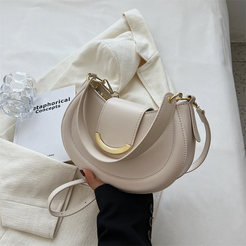 LIVIA UMHÄNGETASCHE – HALBMOND-FORM MIT GOLDDETAIL & MINIMAL CHIC