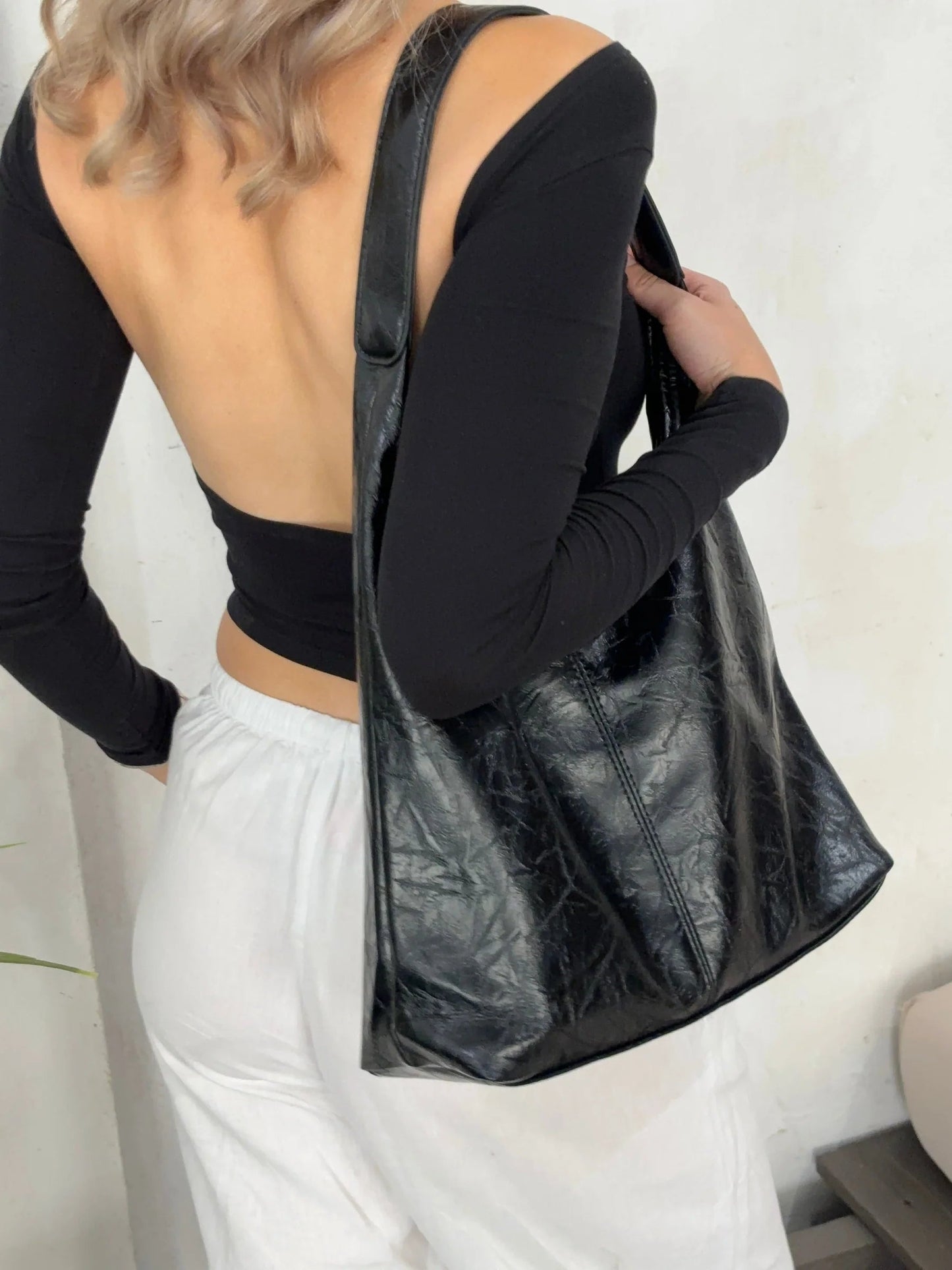 NOVA SCHULTERTASCHE IN LEDEROPTIK MIT WEICHEM FALTENLOOK