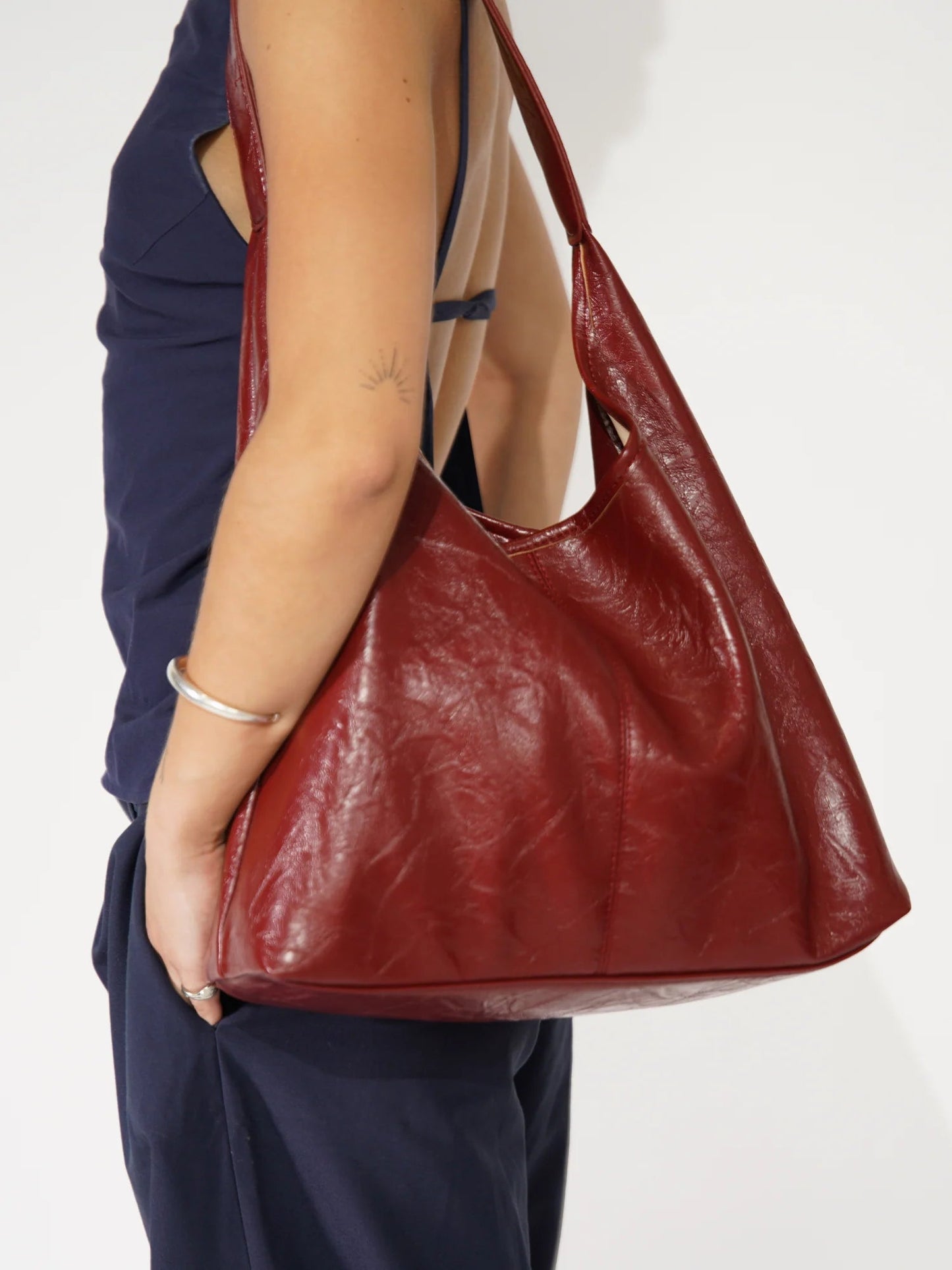 NOVA SCHULTERTASCHE IN LEDEROPTIK MIT WEICHEM FALTENLOOK