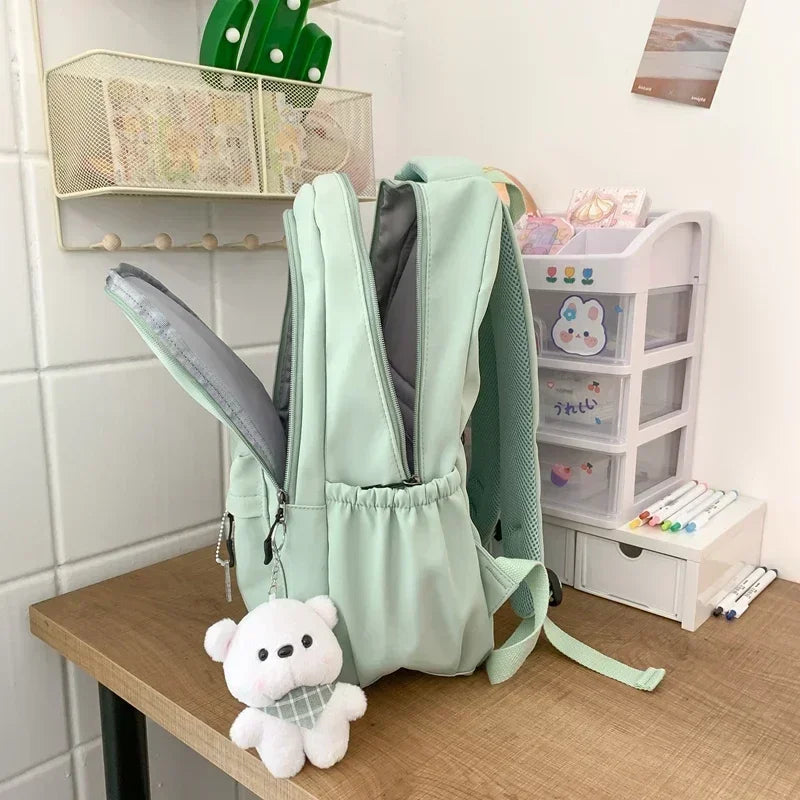 TESSA RUCKSACK – WASSERDICHTER COLLEGE-RUCKSACK MIT TEDDY-CHARM