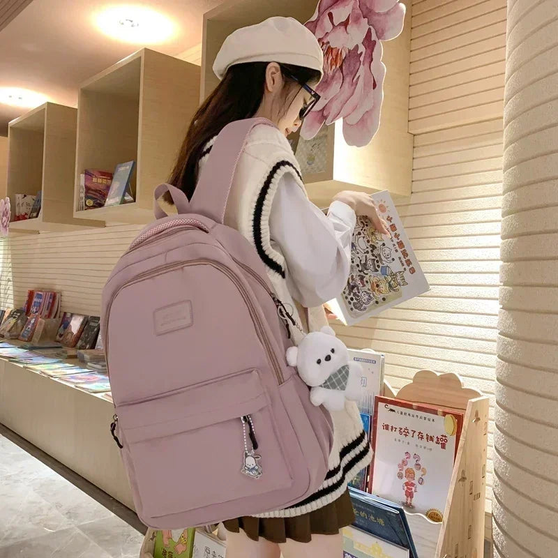 TESSA RUCKSACK – WASSERDICHTER COLLEGE-RUCKSACK MIT TEDDY-CHARM