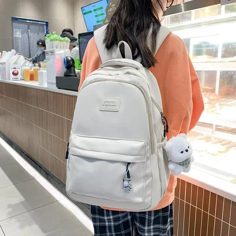TESSA RUCKSACK – WASSERDICHTER COLLEGE-RUCKSACK MIT TEDDY-CHARM