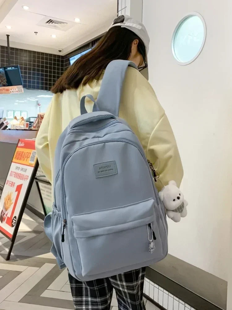 TESSA RUCKSACK – WASSERDICHTER COLLEGE-RUCKSACK MIT TEDDY-CHARM