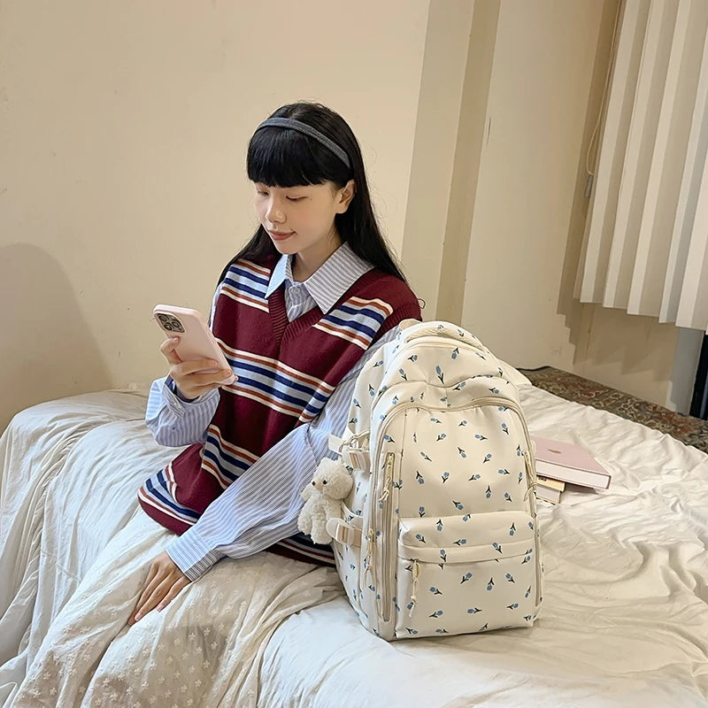 YUKINO SCHULRUCKSACK – CREME MIT PRINT & PLÜSCHANHÄNGER