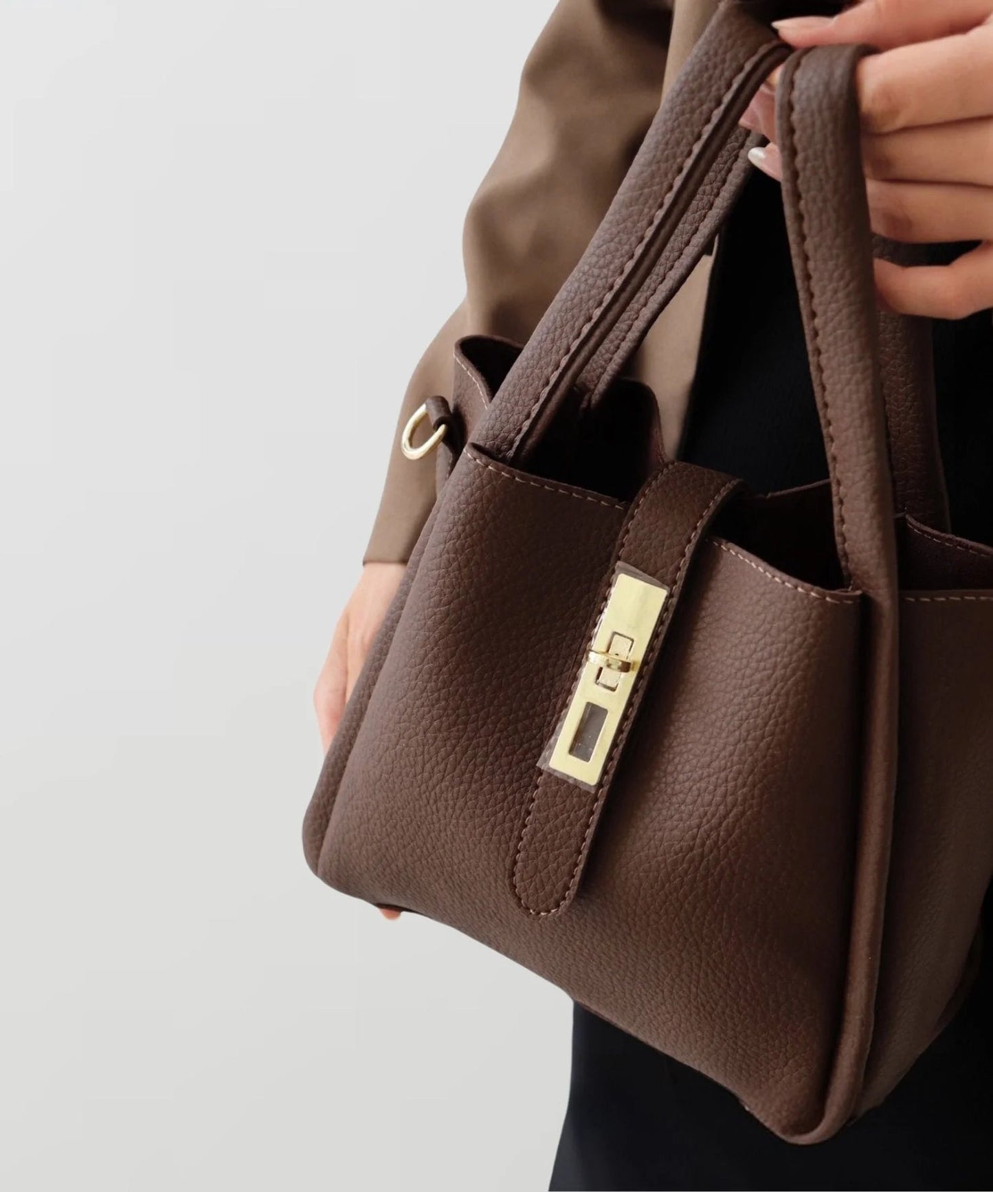 CARMELA SCHULTERTASCHE – ELEGANTE TASCHE MIT SCHLOSSDETAIL