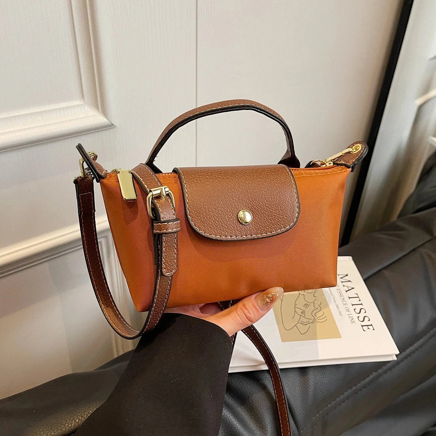AYELIN MINI UMHÄNGETASCHE MIT KONTRASTDECKEL & RIEMEN
