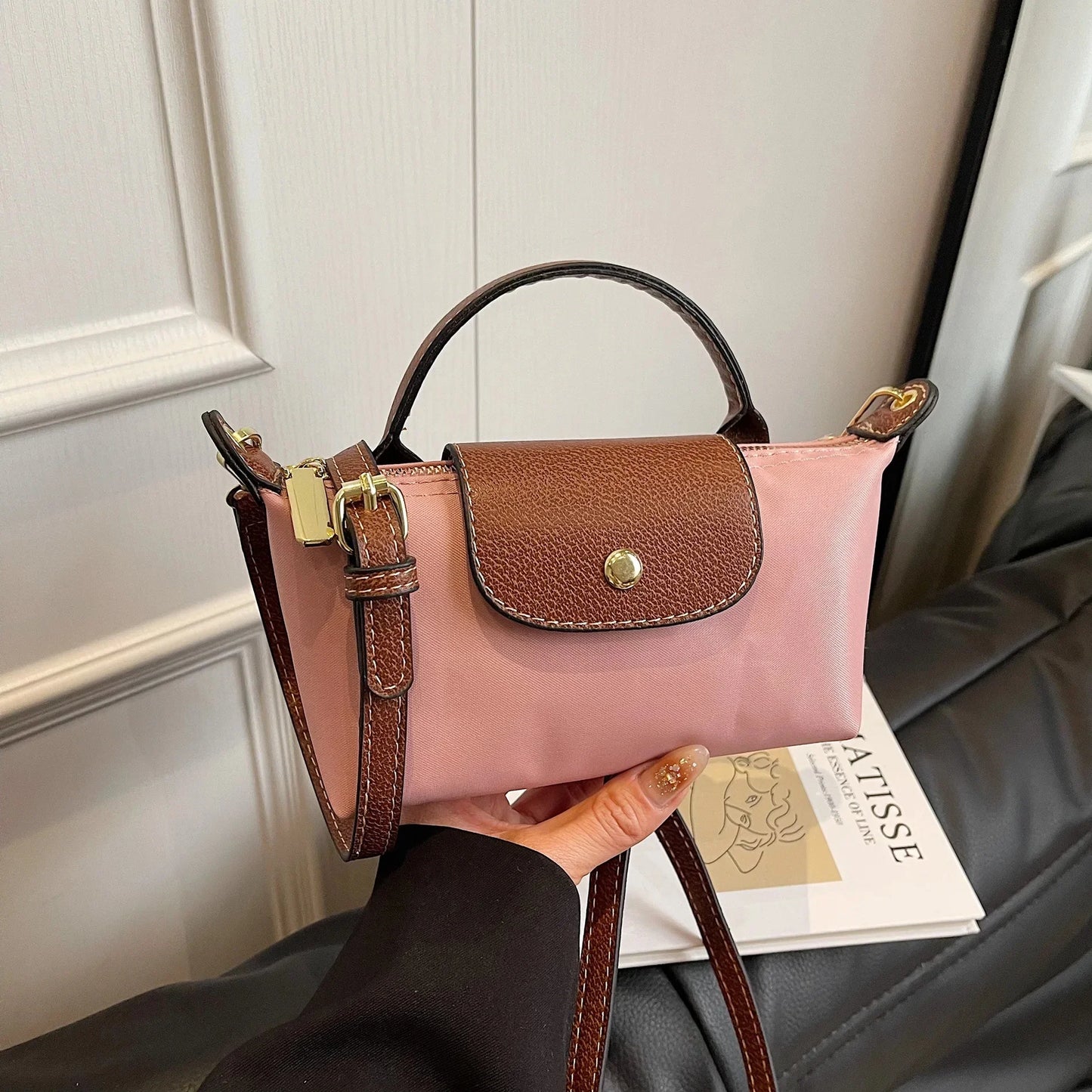 AYELIN MINI UMHÄNGETASCHE MIT KONTRASTDECKEL & RIEMEN
