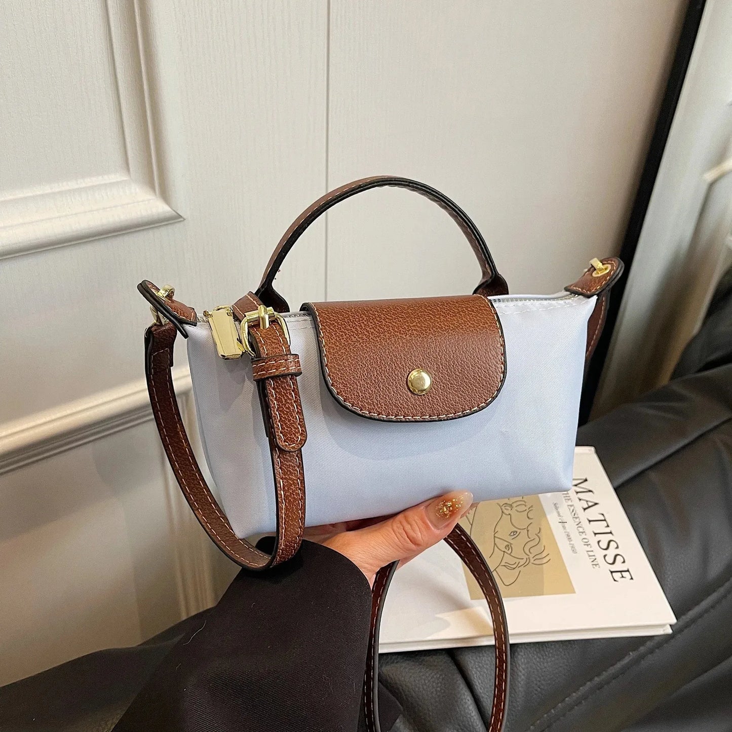 AYELIN MINI UMHÄNGETASCHE MIT KONTRASTDECKEL & RIEMEN