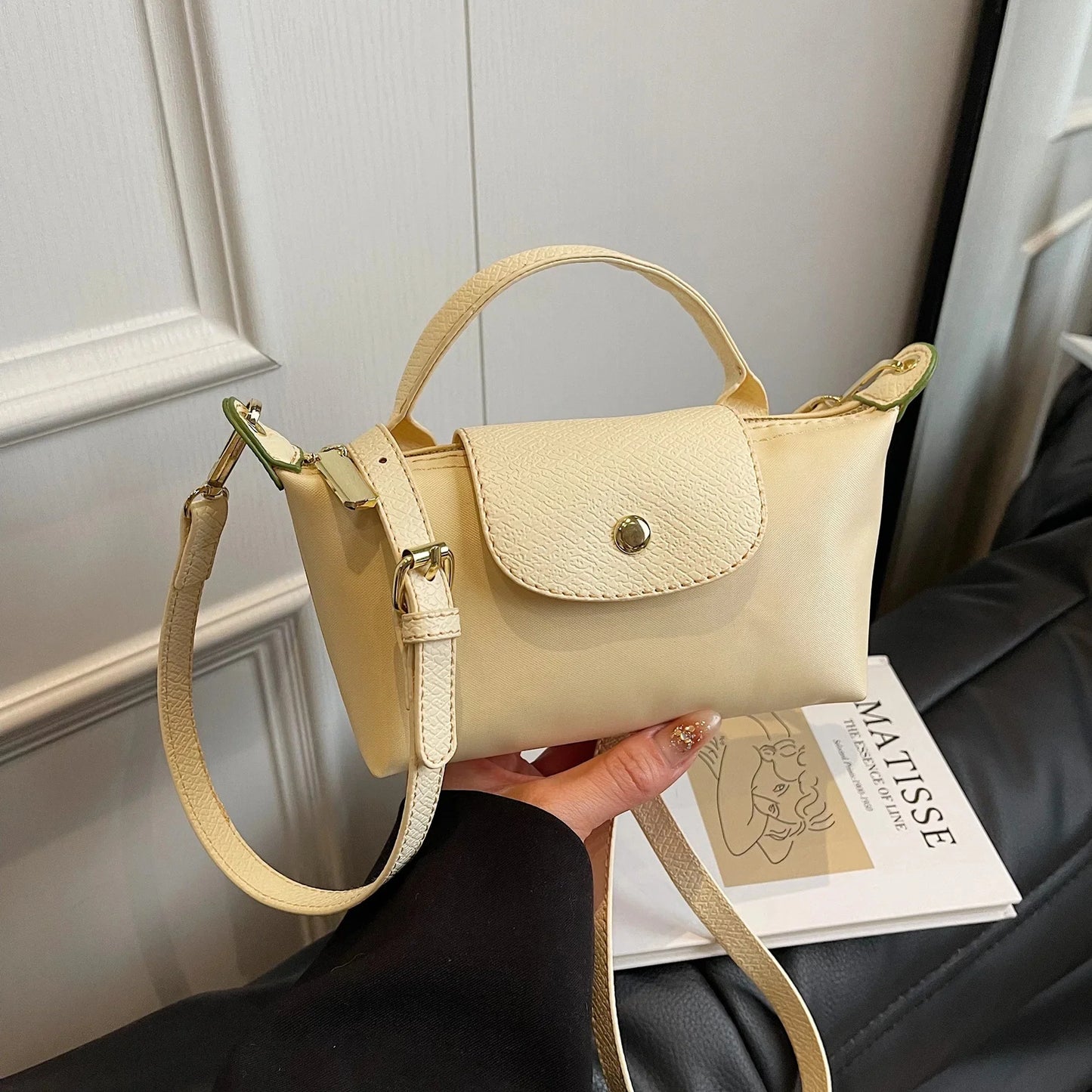 AYELIN MINI UMHÄNGETASCHE MIT KONTRASTDECKEL & RIEMEN