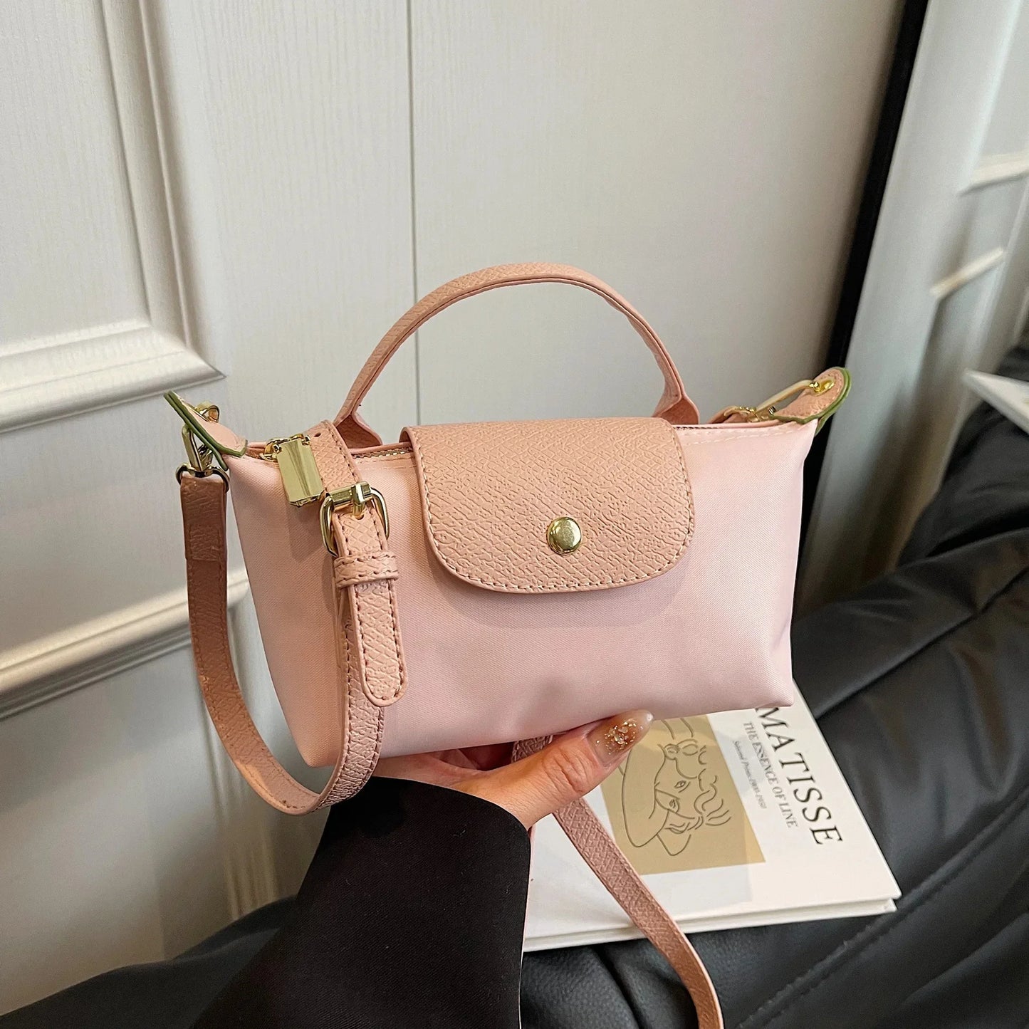 AYELIN MINI UMHÄNGETASCHE MIT KONTRASTDECKEL & RIEMEN