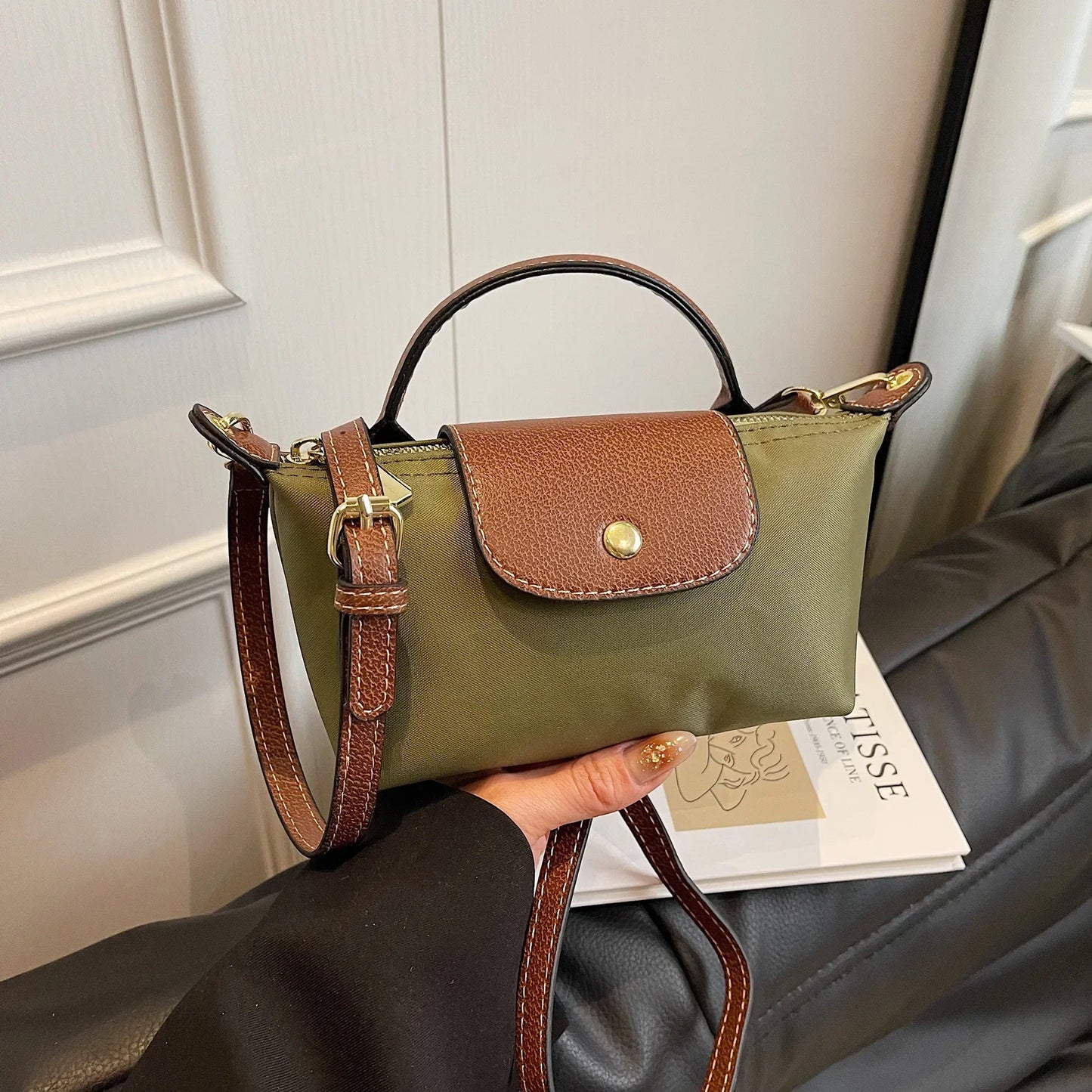 AYELIN MINI UMHÄNGETASCHE MIT KONTRASTDECKEL & RIEMEN