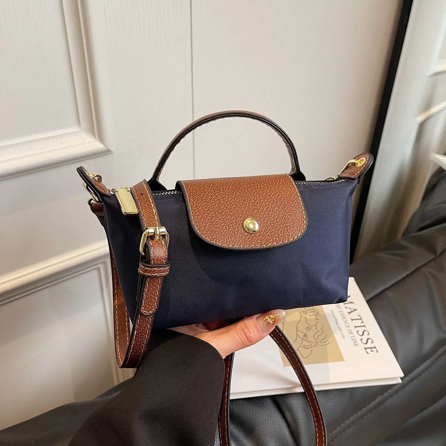 AYELIN MINI UMHÄNGETASCHE MIT KONTRASTDECKEL & RIEMEN