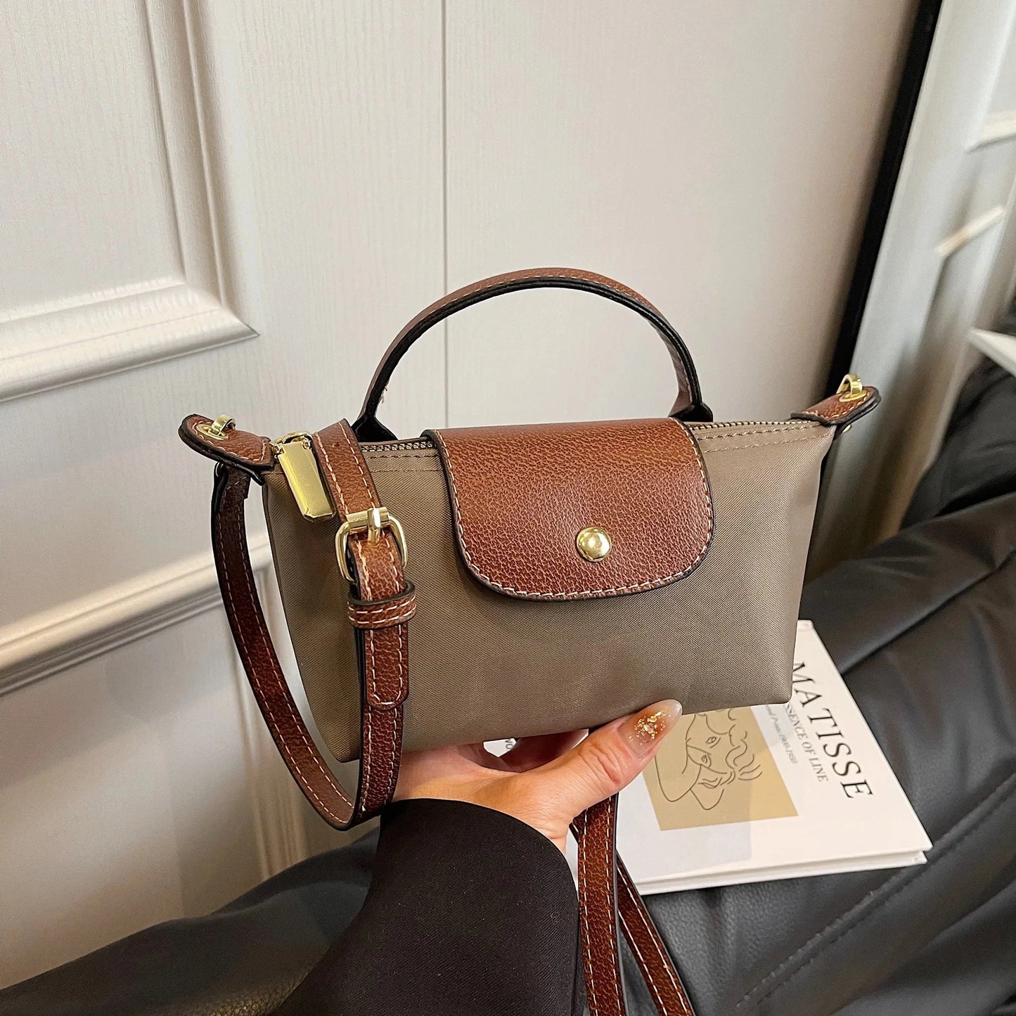 AYELIN MINI UMHÄNGETASCHE MIT KONTRASTDECKEL & RIEMEN