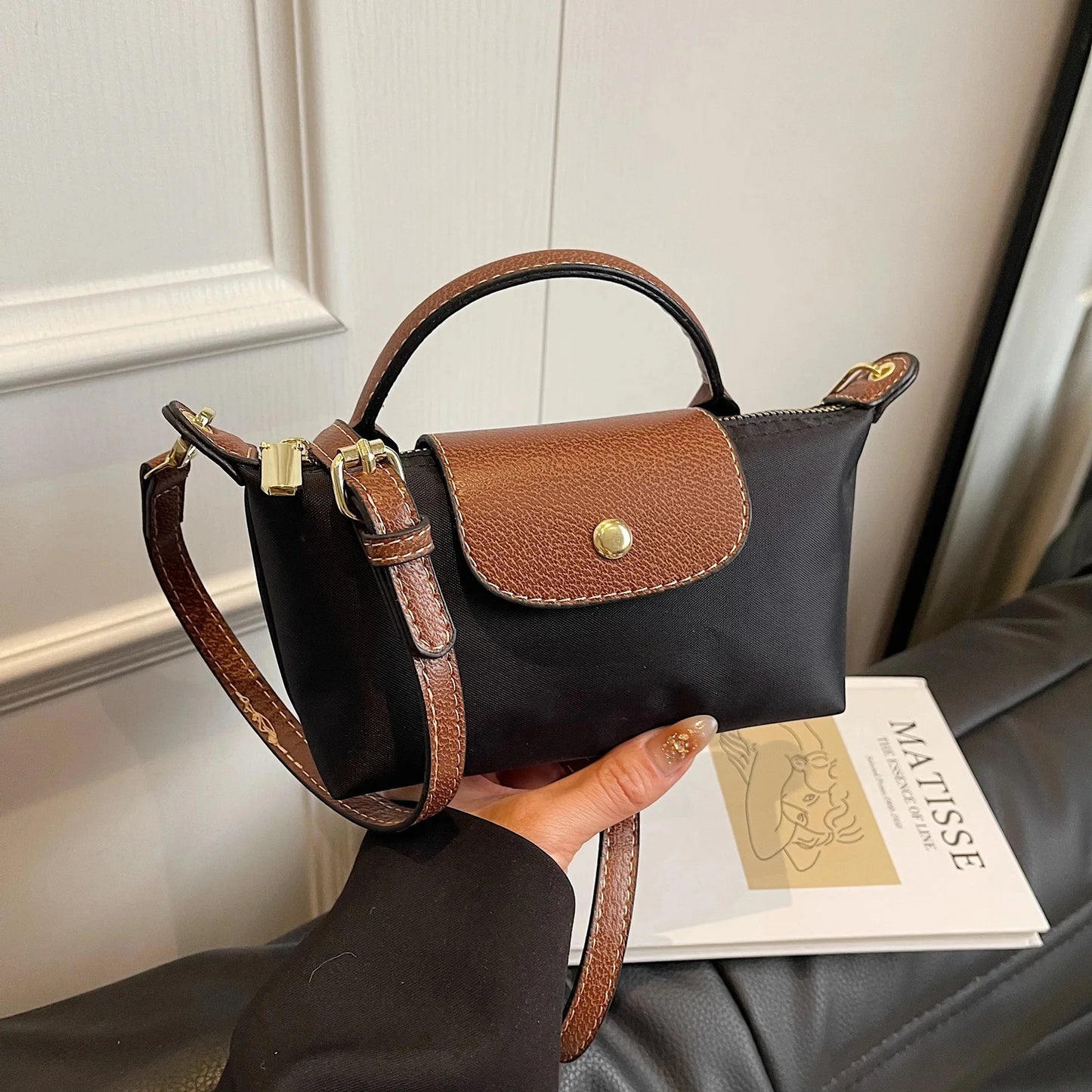 AYELIN MINI UMHÄNGETASCHE MIT KONTRASTDECKEL & RIEMEN