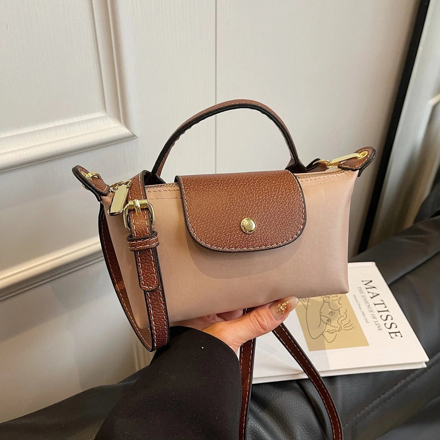 AYELIN MINI UMHÄNGETASCHE MIT KONTRASTDECKEL & RIEMEN