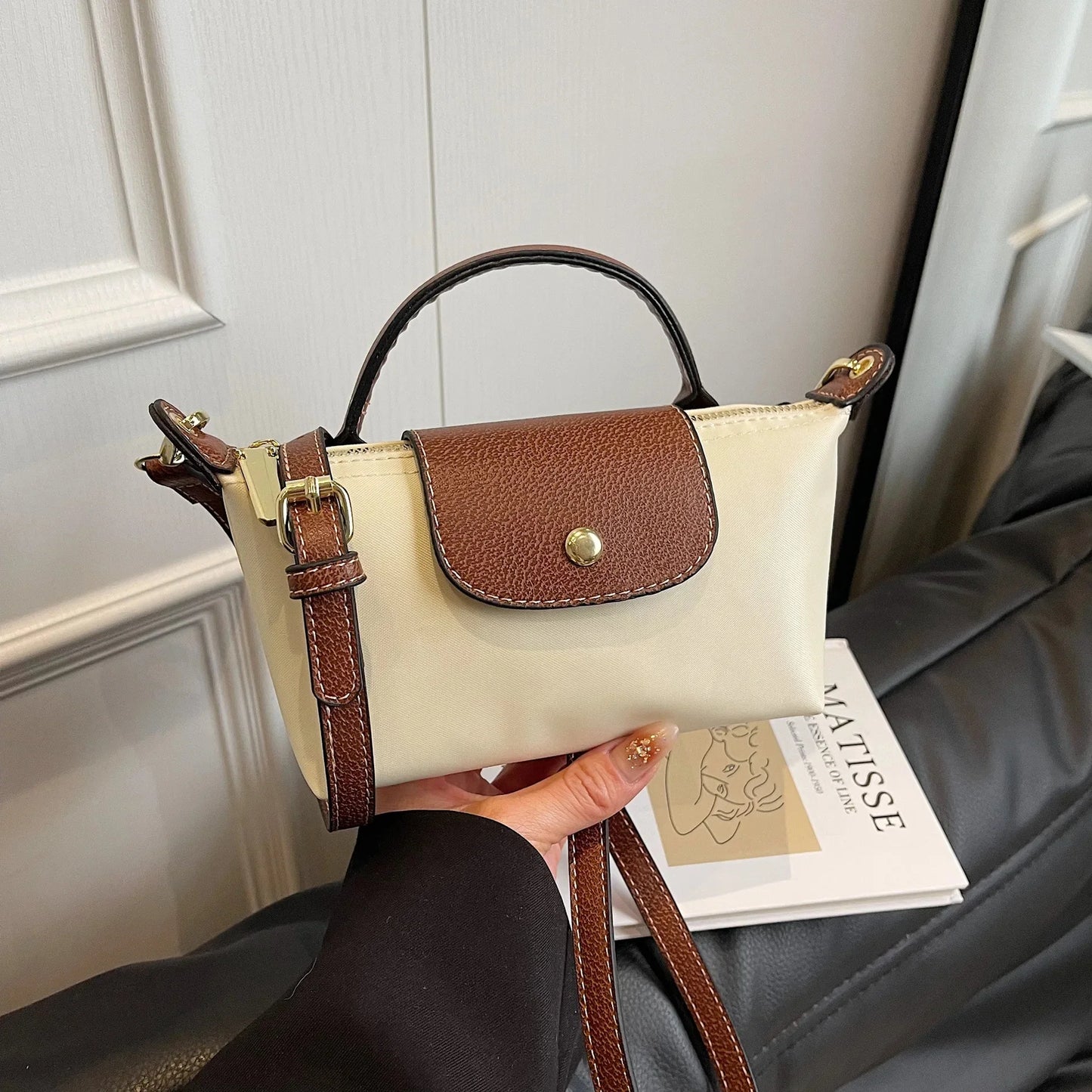 AYELIN MINI UMHÄNGETASCHE MIT KONTRASTDECKEL & RIEMEN