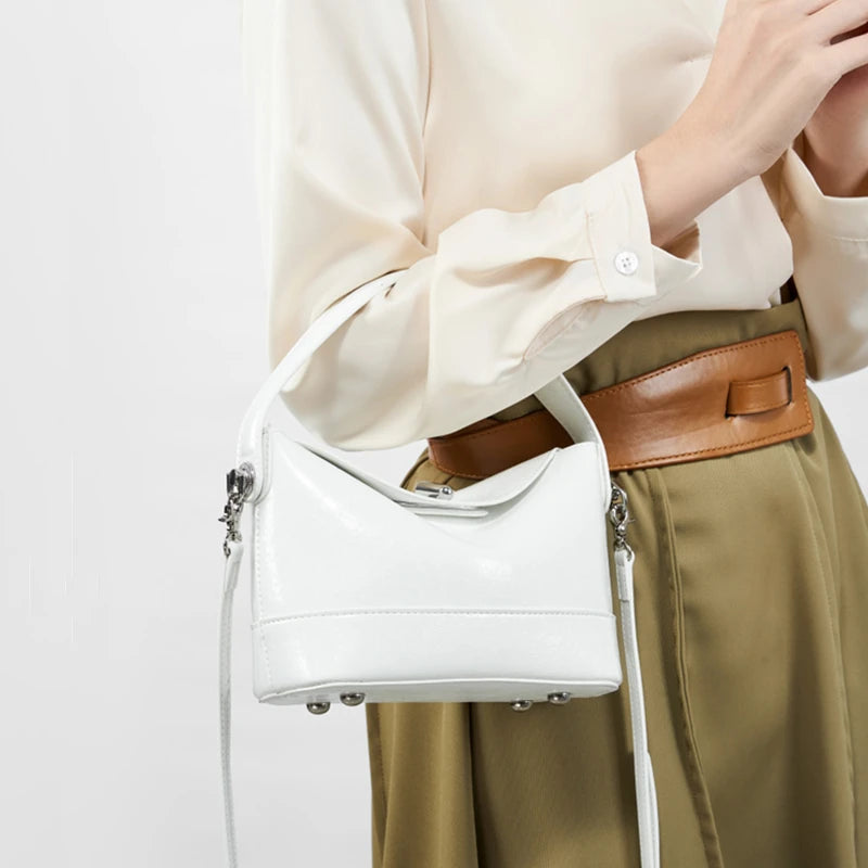 SORAYA UMHÄNGETASCHE AUS LACKLEDER – SCHWARZ & WEISS