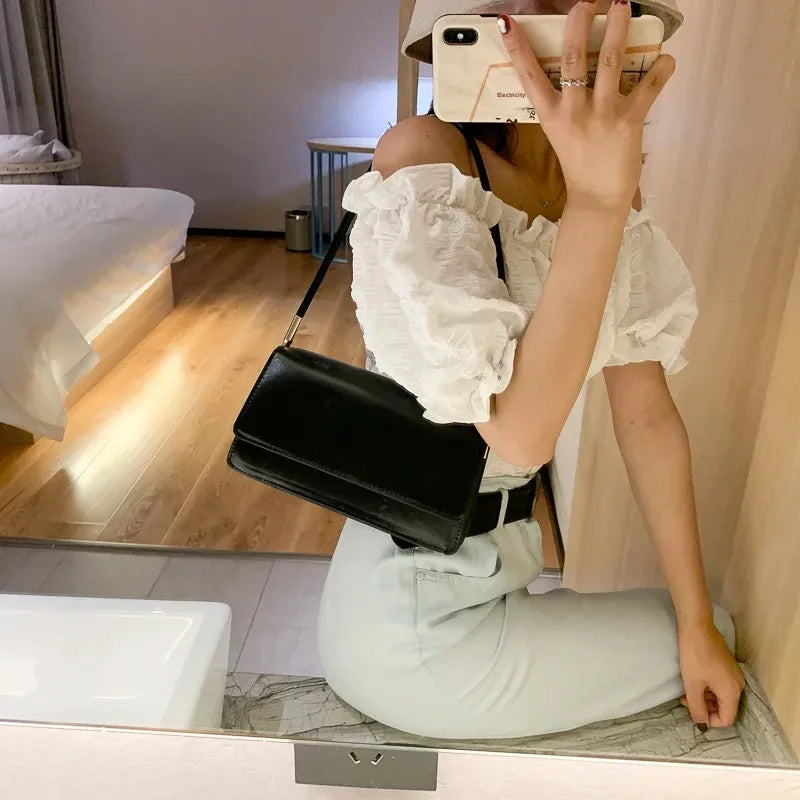 LIVIA UMHÄNGETASCHE – SHOULDER BAG MIT GOLDKETTE IN LILA, BEIGE & SCHWARZ