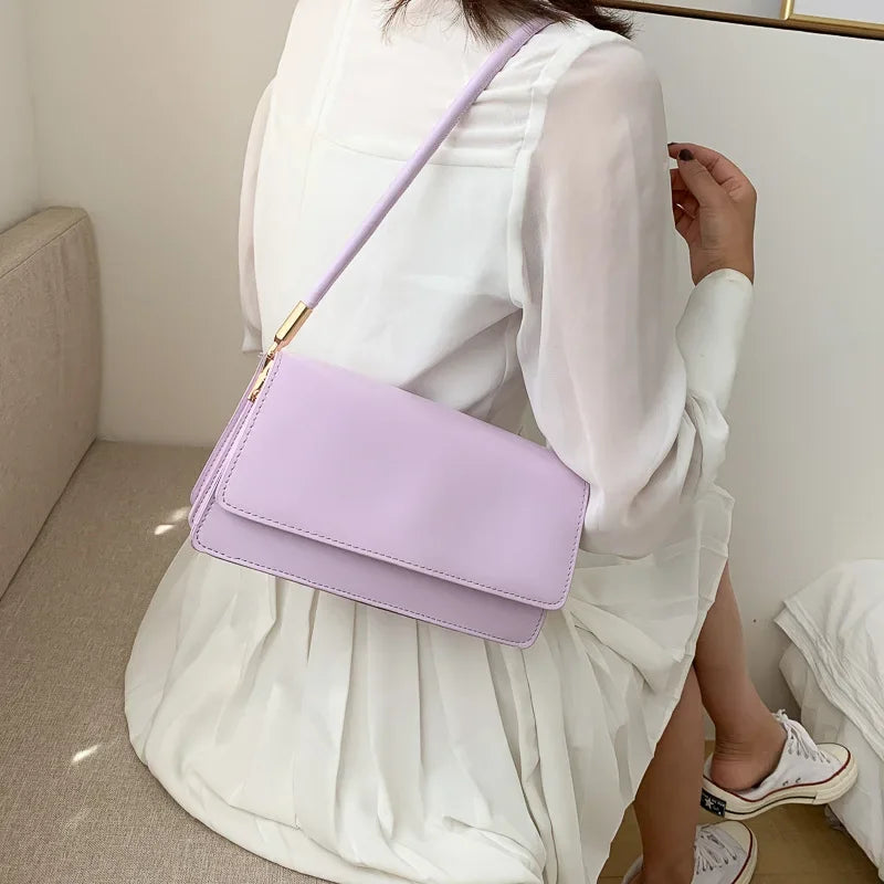 LIVIA UMHÄNGETASCHE – SHOULDER BAG MIT GOLDKETTE IN LILA, BEIGE & SCHWARZ