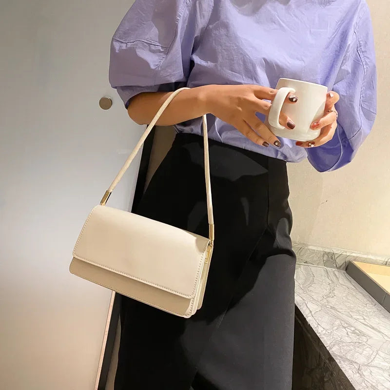 LIVIA UMHÄNGETASCHE – SHOULDER BAG MIT GOLDKETTE IN LILA, BEIGE & SCHWARZ