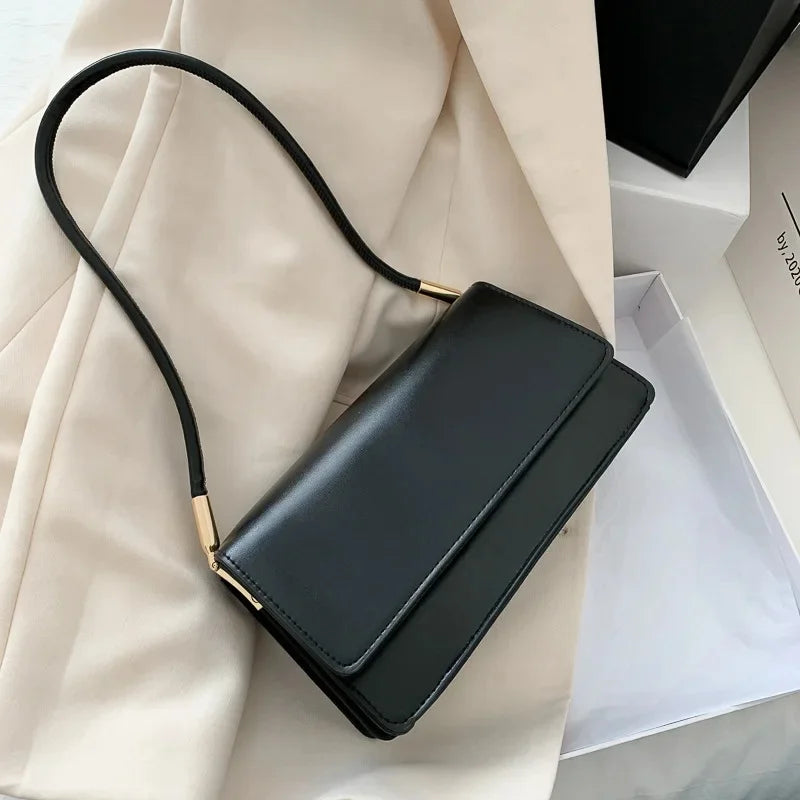 LIVIA UMHÄNGETASCHE – SHOULDER BAG MIT GOLDKETTE IN LILA, BEIGE & SCHWARZ