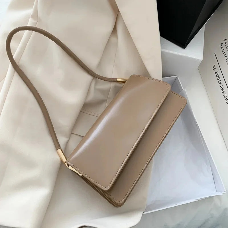 LIVIA UMHÄNGETASCHE – SHOULDER BAG MIT GOLDKETTE IN LILA, BEIGE & SCHWARZ