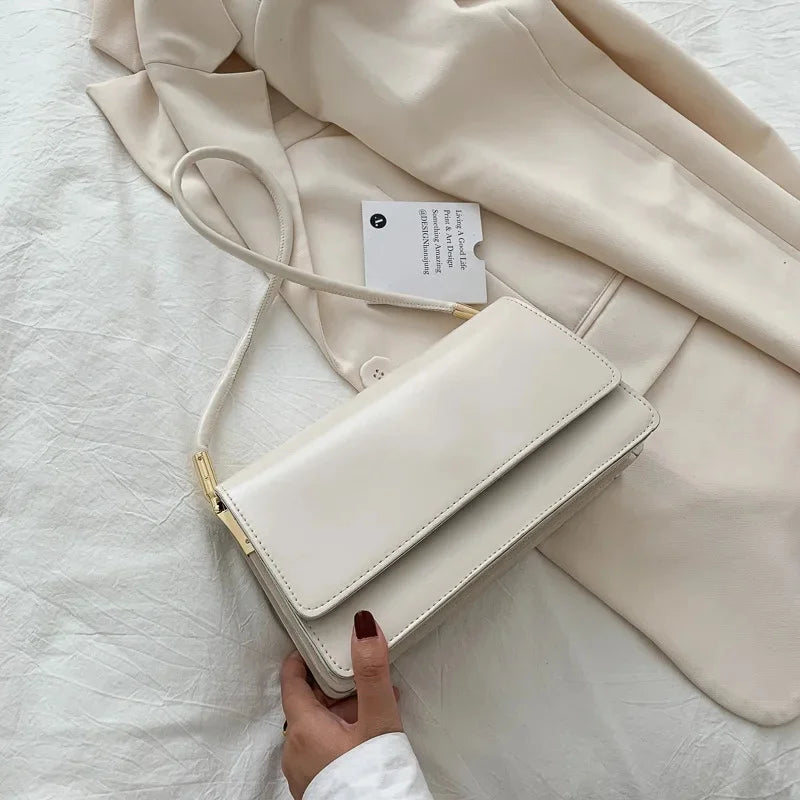 LIVIA UMHÄNGETASCHE – SHOULDER BAG MIT GOLDKETTE IN LILA, BEIGE & SCHWARZ