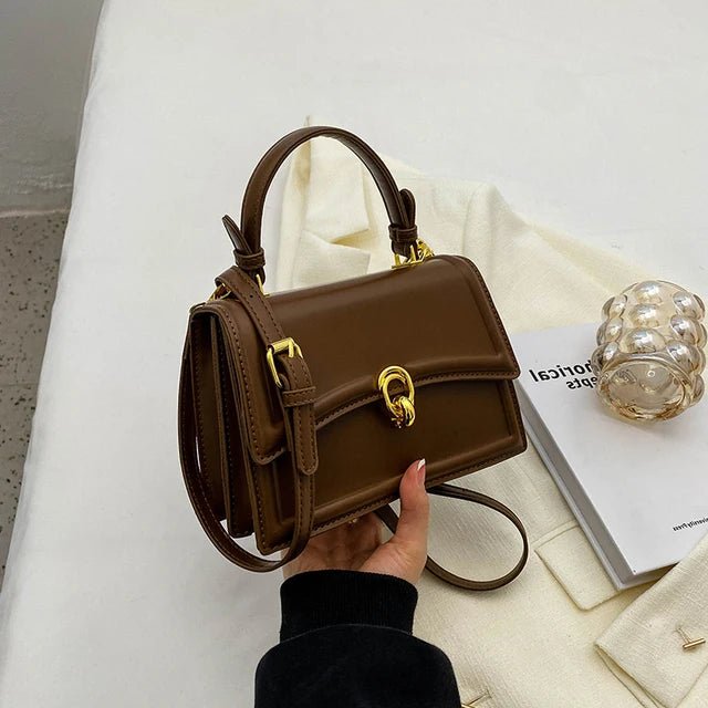 VERA LEDERTASCHE – KOMPAKTE UMHÄNGETASCHE MIT SCHNALLE & RETRO-CHARME