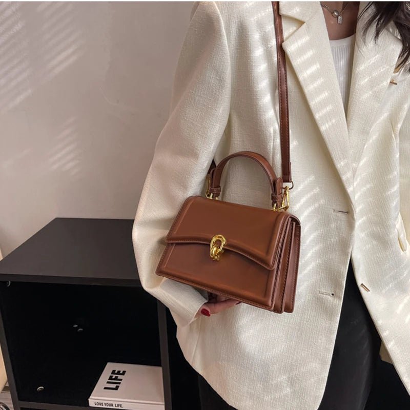 VERA LEDERTASCHE – KOMPAKTE UMHÄNGETASCHE MIT SCHNALLE & RETRO-CHARME