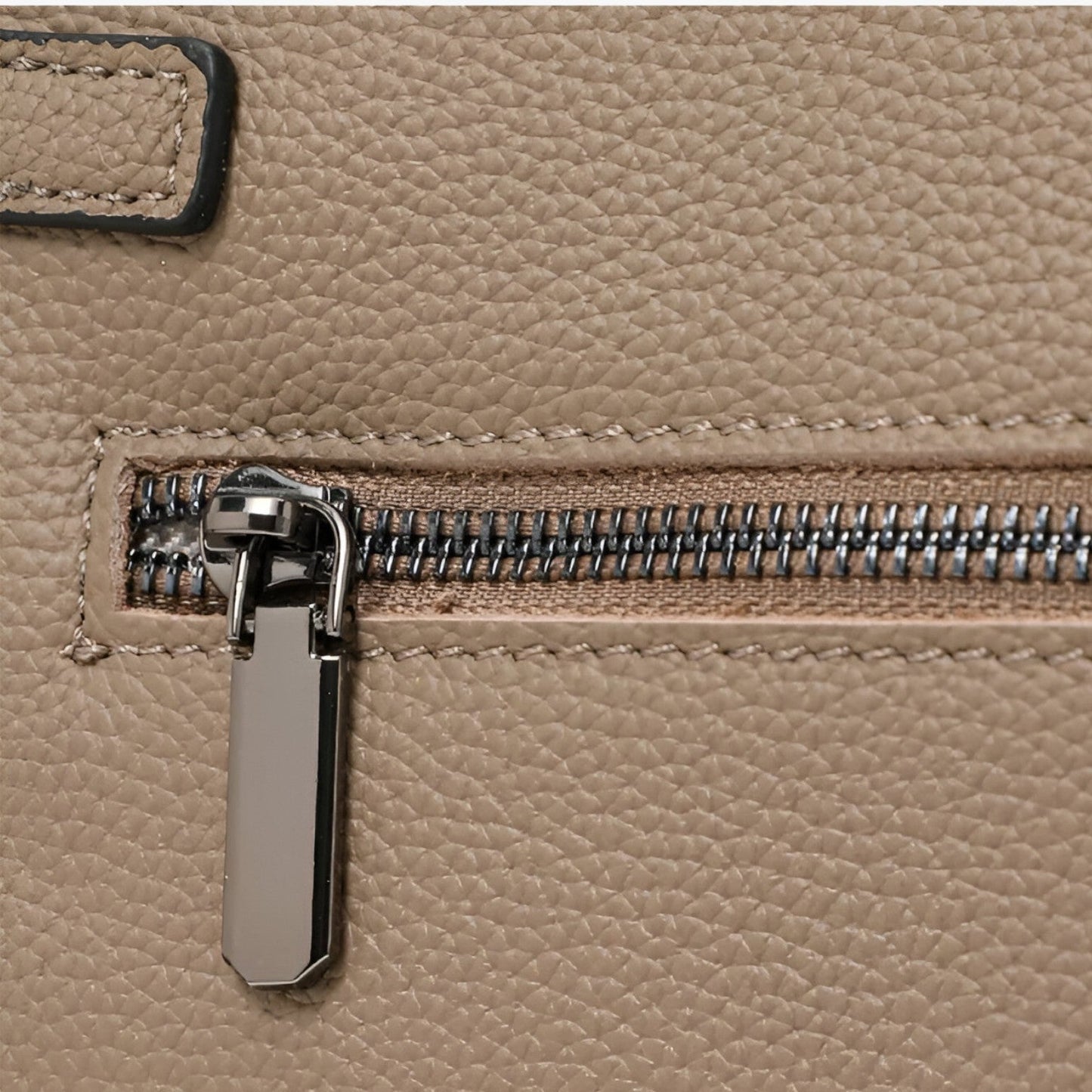 ZARIYA | SCHULTERTASCHE IM KLASSISCHEN LOOK MIT METALLDETAILS