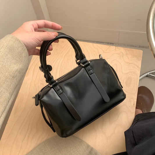 ELENIA MINI SCHULTERTASCHE – ELEGANTER LOOK MIT KETTENRIEMEN